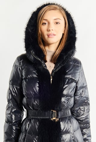 Pikowany płaszcz z futerkiem