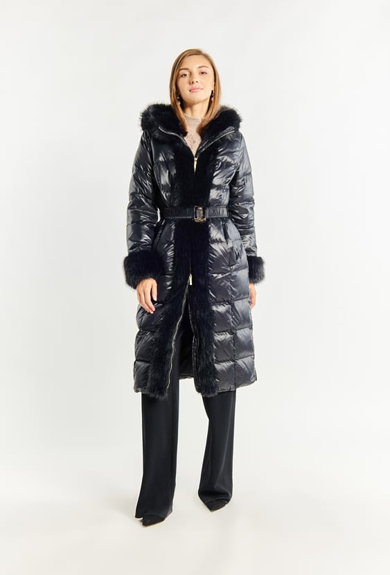 Pikowany płaszcz z futerkiem