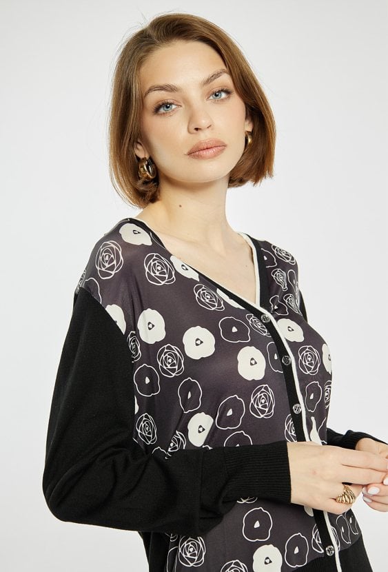 Sweter z kwiatowym wzorem