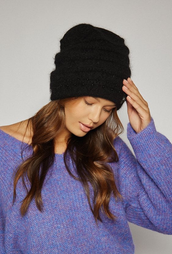 Czarna czapka damska