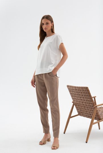 Biała bluzka z dekoltem na plecach