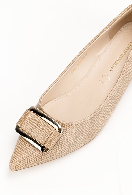 Beżowe czółenka z ozdobnym wzorem i klamrą OGGIO