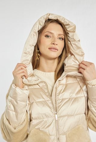 Płaszcz z futrzanymi elementami