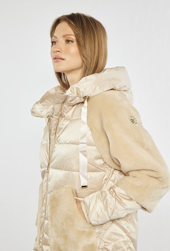 Płaszcz z futrzanymi elementami