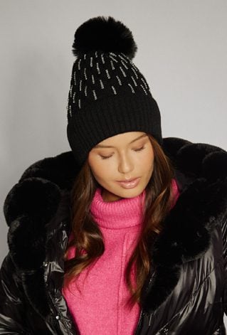 Czarna czapka z pomponem