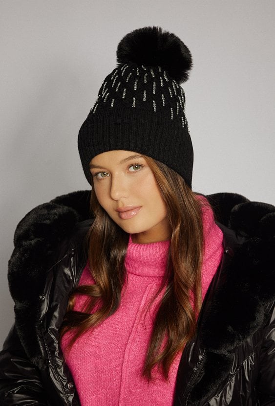 Czarna czapka z pomponem