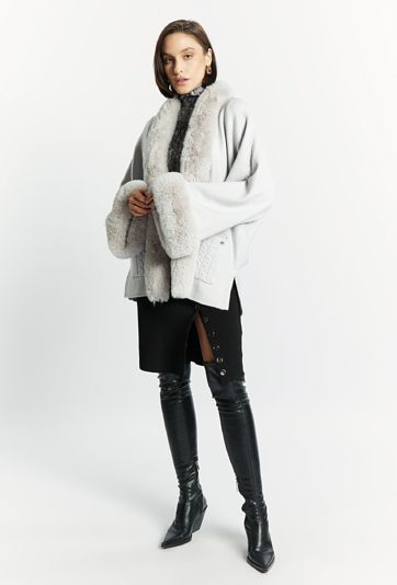 Sweter z nieodpinanym futerkiem