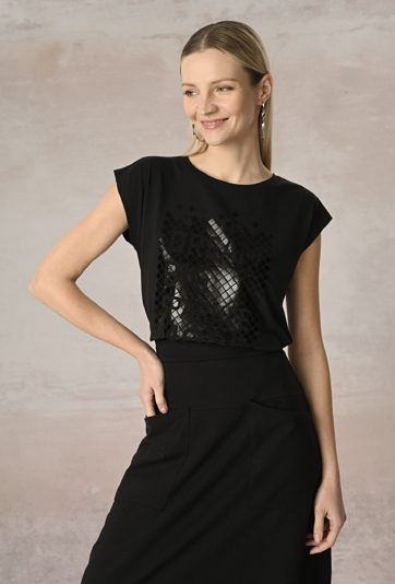 Czarny t-shirt ze złota aplikacją