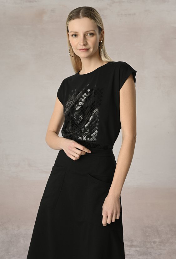 Czarny t-shirt ze złota aplikacją