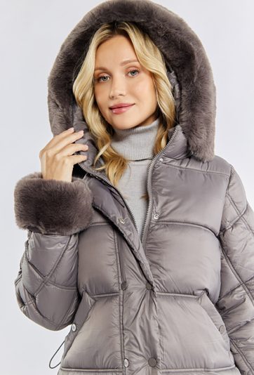 Pikowany płaszcz z kapturem