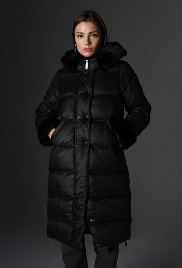 Pikowany płaszcz z kapturem