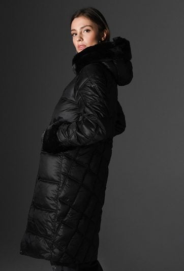 Pikowany płaszcz z kapturem