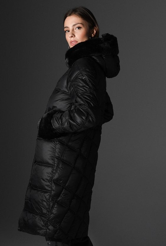 Pikowany płaszcz z kapturem