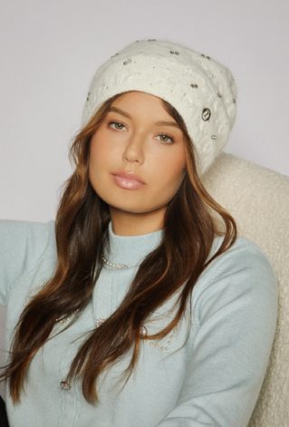 Biała czapka z aplikacjami