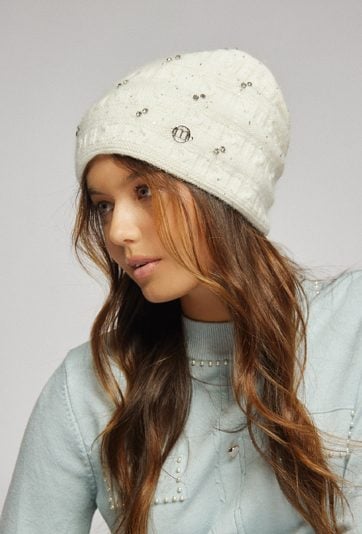 Biała czapka z aplikacjami