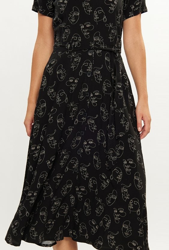 Wzorzysta sukienka z wiskozy