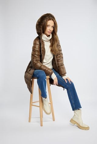 Pikowany płaszcz z kapturem