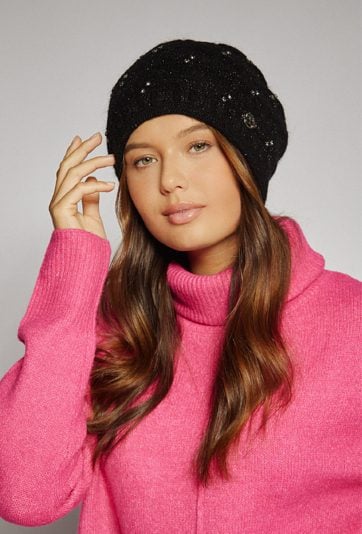 Czarna czapka damska