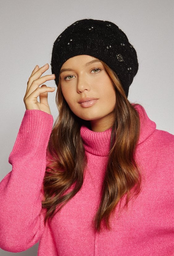 Czarna czapka damska