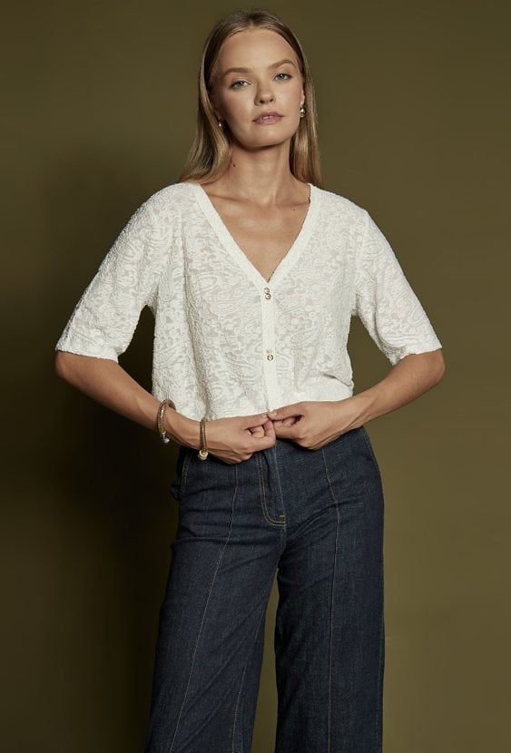 Sweter z delikatnym wzorem