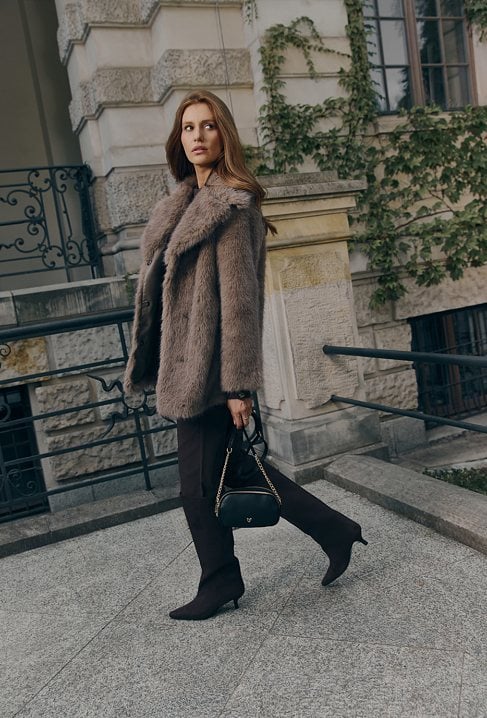 Płaszcz oversize’owy z imitacji futerka
