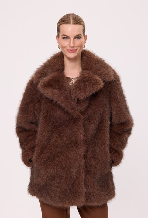 Płaszcz oversize’owy z imitacji futerka