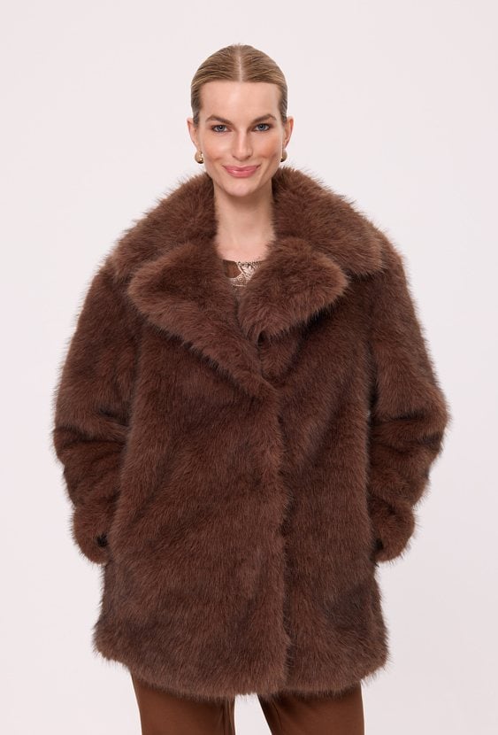 Płaszcz oversize’owy z imitacji futerka