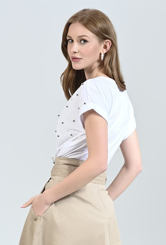 Biały T-shirt z perełkami