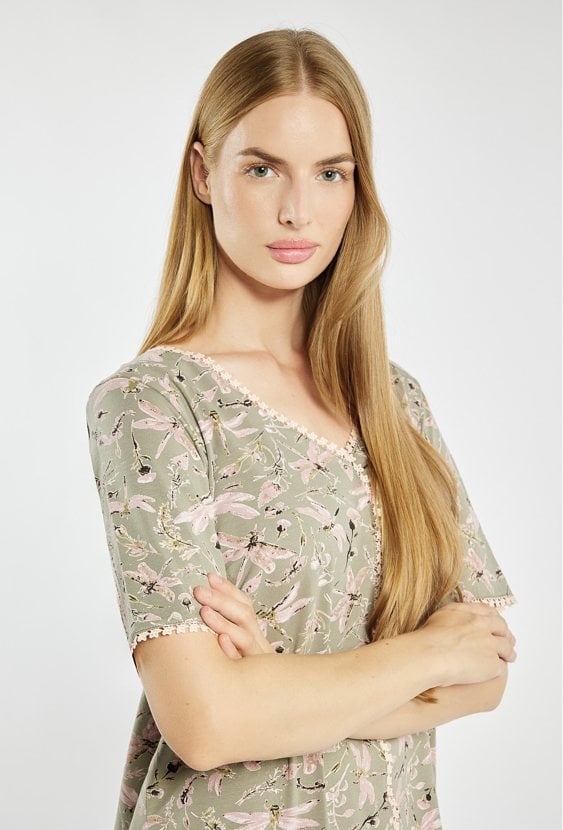 Koszula nocna z motywem ważek i kwiatów