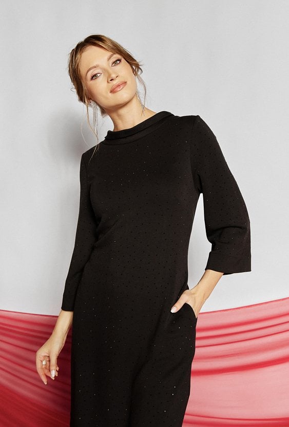 Sukienka z wyższym kołnierzem