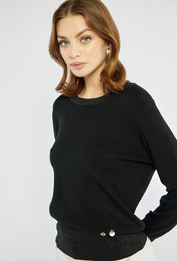 Sweter z połyskującą nicią