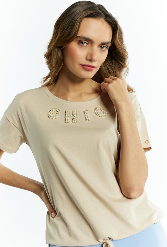 T-shirt damski z ozdobną aplikacją