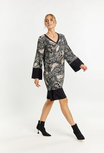 Wzorzysta sukienka o luźnym fasonie