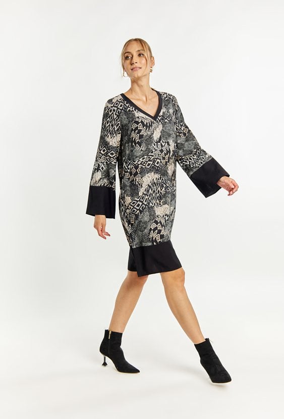 Wzorzysta sukienka o luźnym fasonie