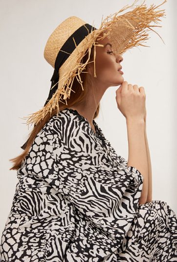 Słomkowy kapelusz z ozdobną wstążką