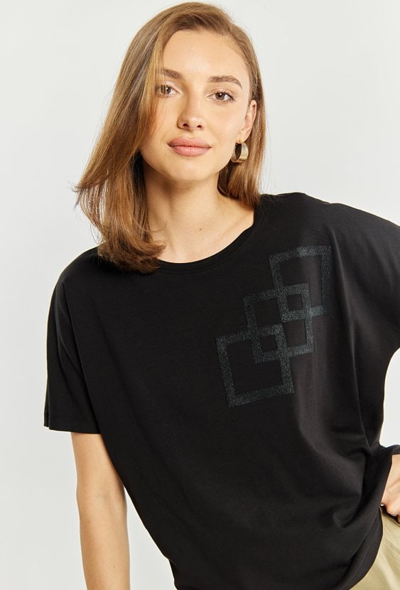 T-shirt damski o luźnym fasonie