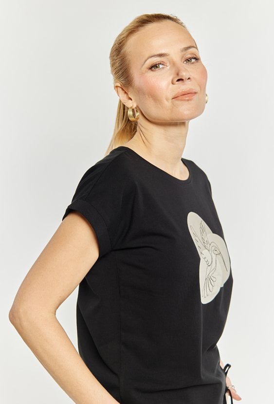 T-shirt damski z haftowanym wzorem