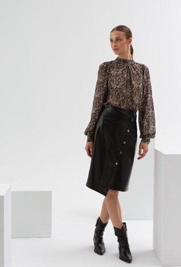 Zwiewna bluzka ze stójką