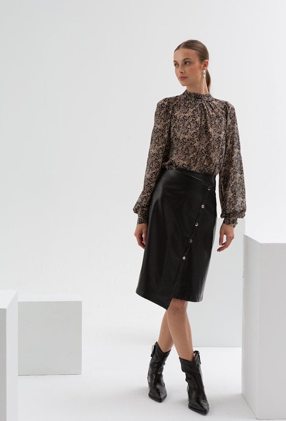 Zwiewna bluzka ze stójką