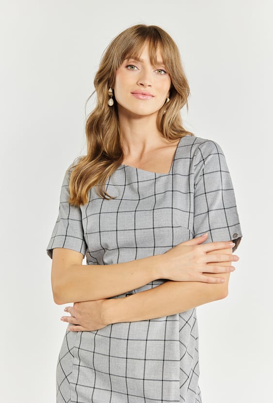 Elegancka sukienka z paskiem