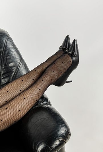 Czarne czółenka z ozdobnym łańcuchem CATENA