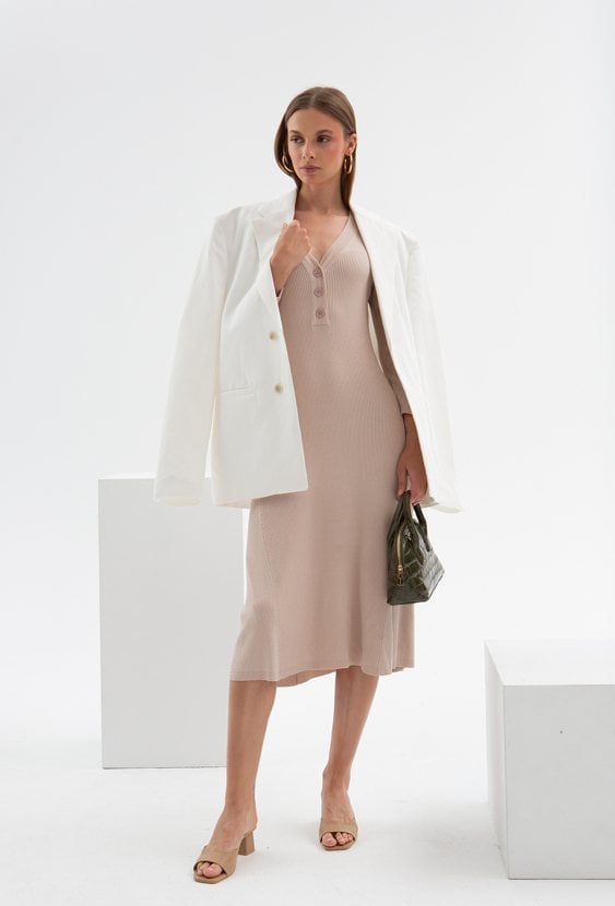 Beżowa sukienka z prążkowanej dzianiny