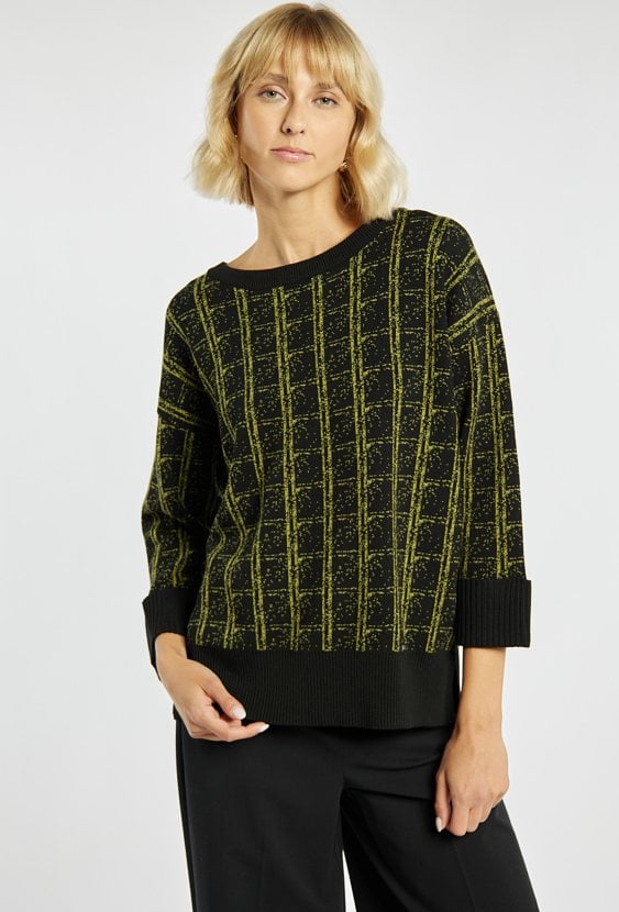 Sweter z wyrazistym wzorem