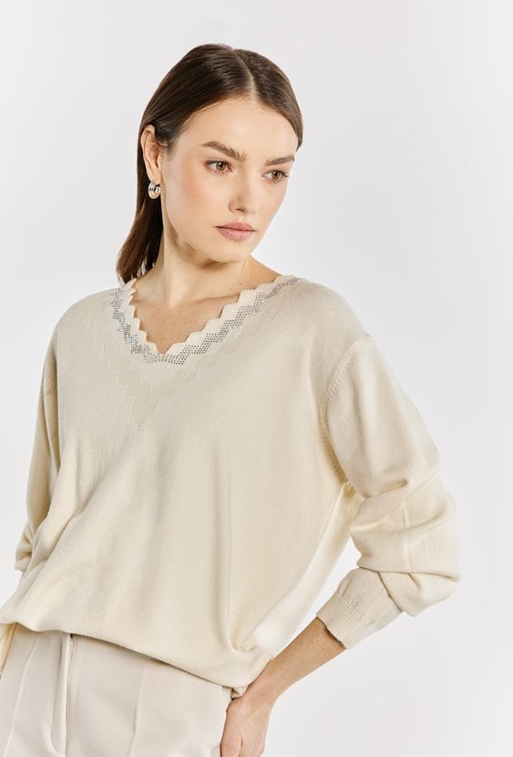 Sweter damski z dżetowym dekoltem