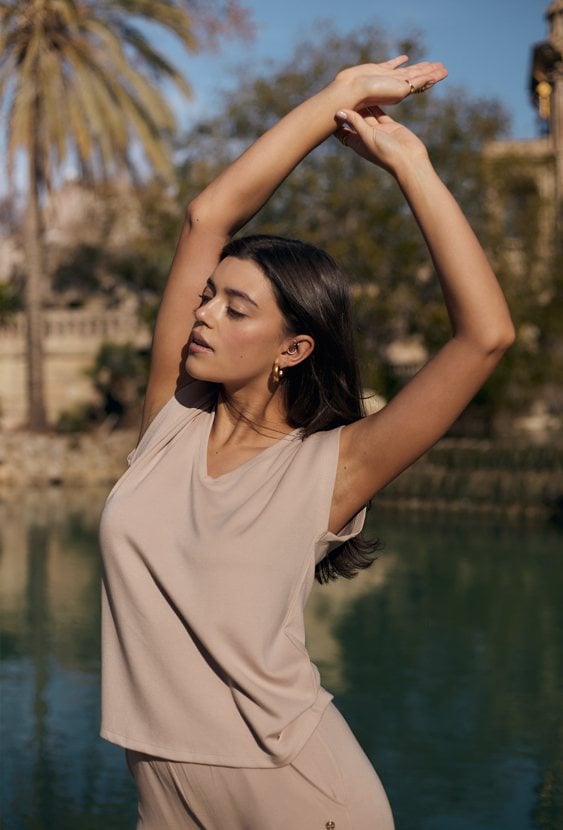 Bluzka z modalem i dekoltem  w v-nek