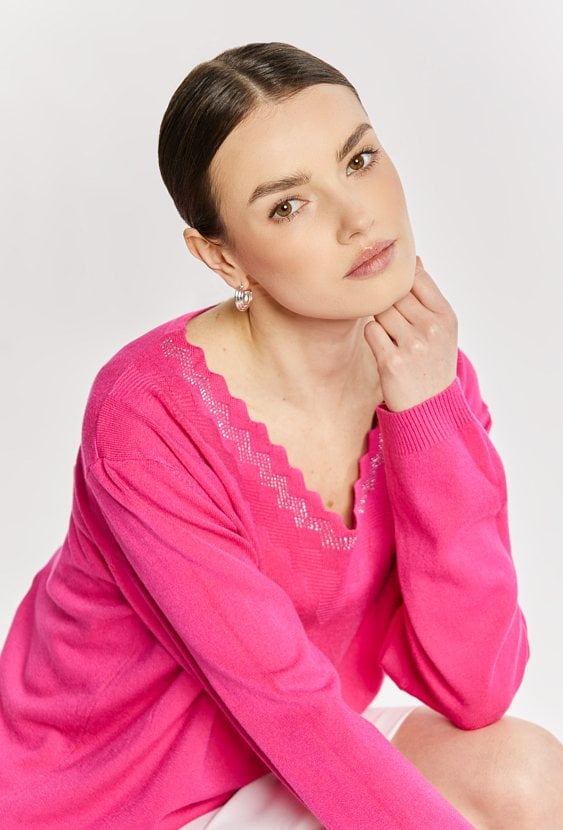 Sweter damski z dżetowym dekoltem