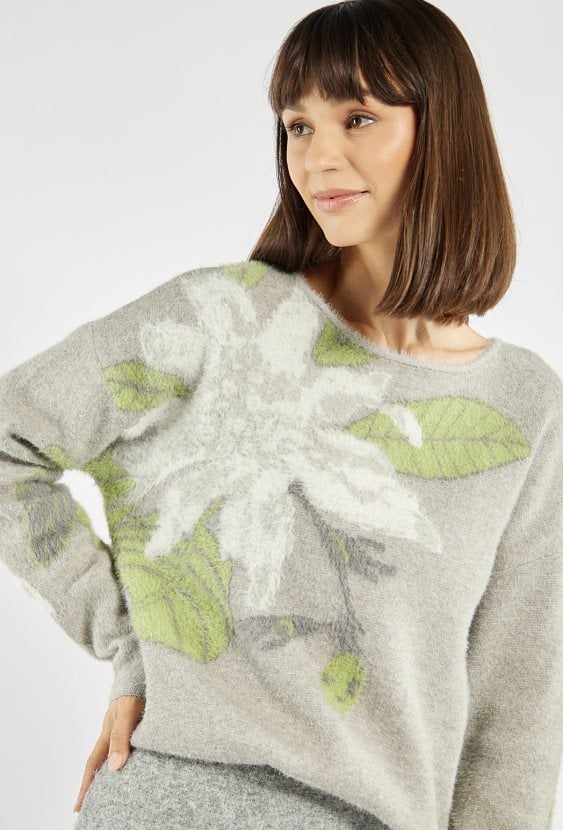 Sweter z kwiatowym motywem