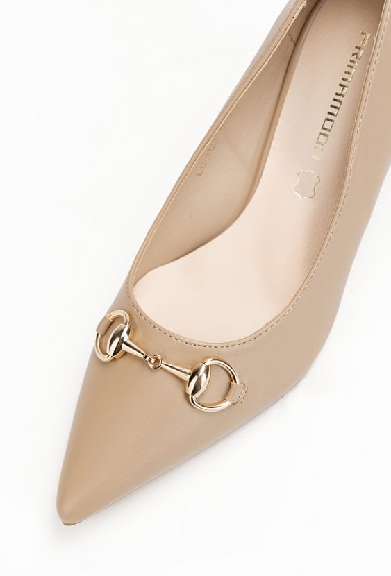 Beżowe czółenka z ozdobnym łańcuchem CATENA