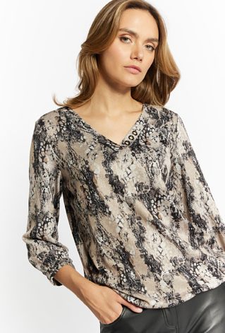 Bluzka z aplikacją przy dekolcie