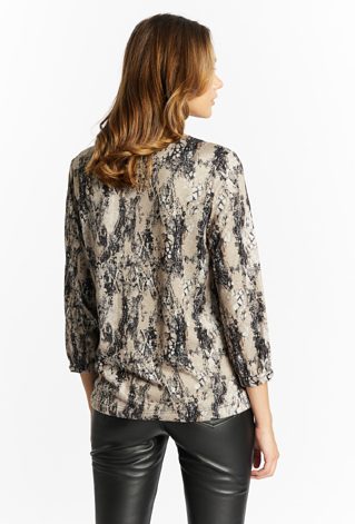 Bluzka z aplikacją przy dekolcie